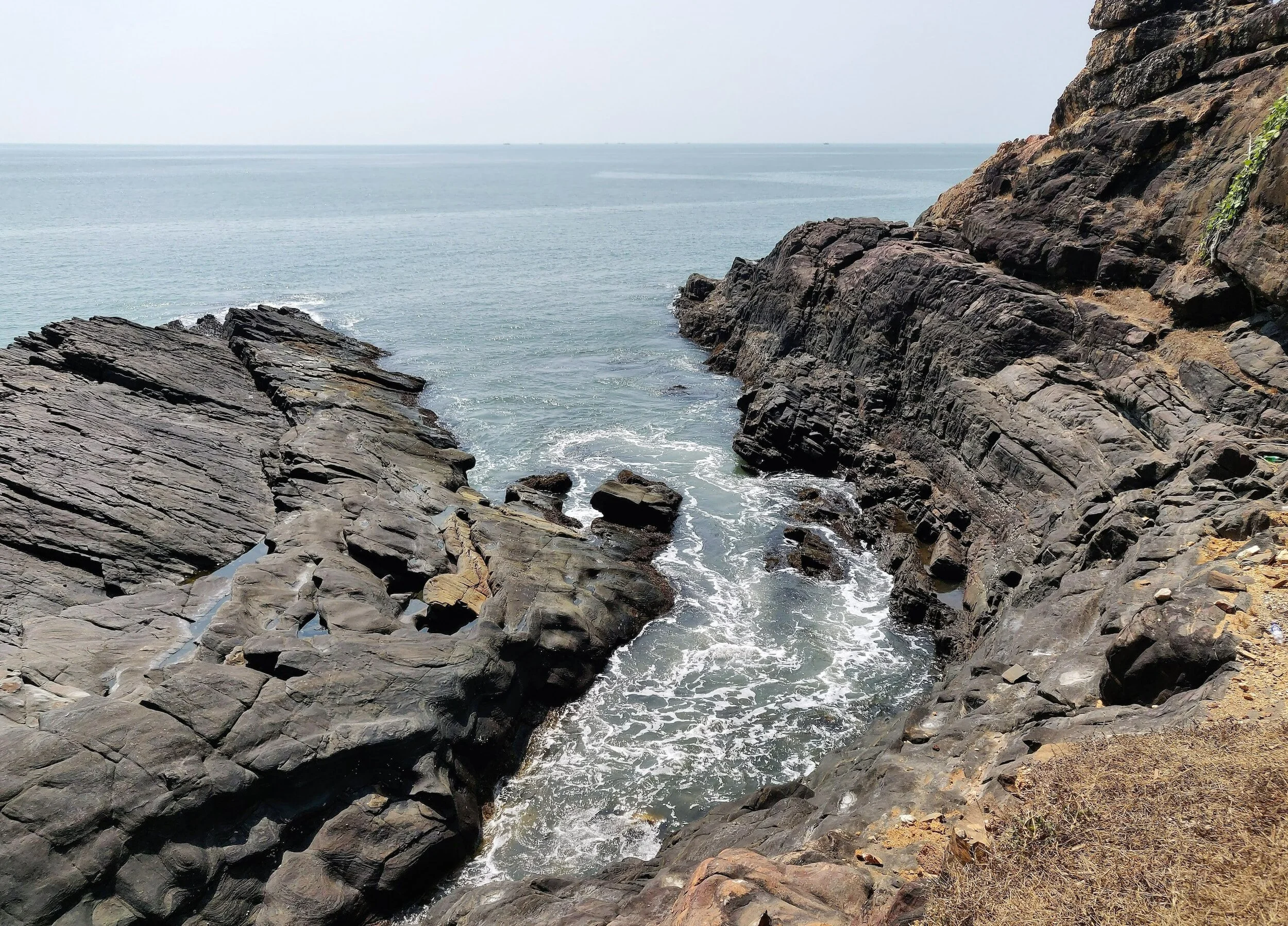 TIde flowing out between rock outcroppings
