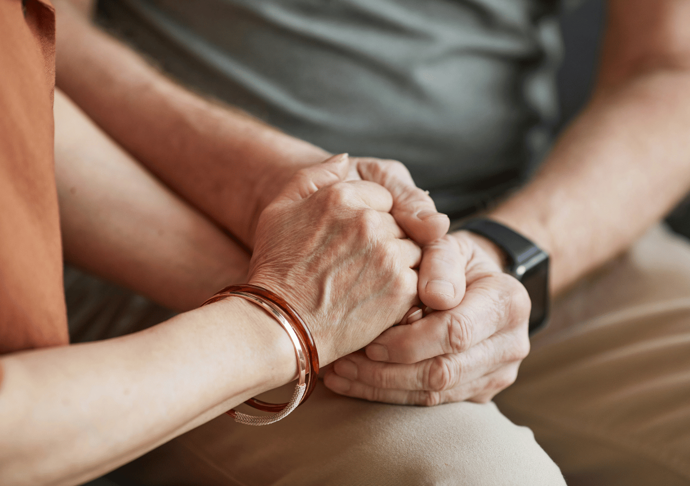 two sets of hands to illustrate a free quiz to determine if couples therapy might be necessary