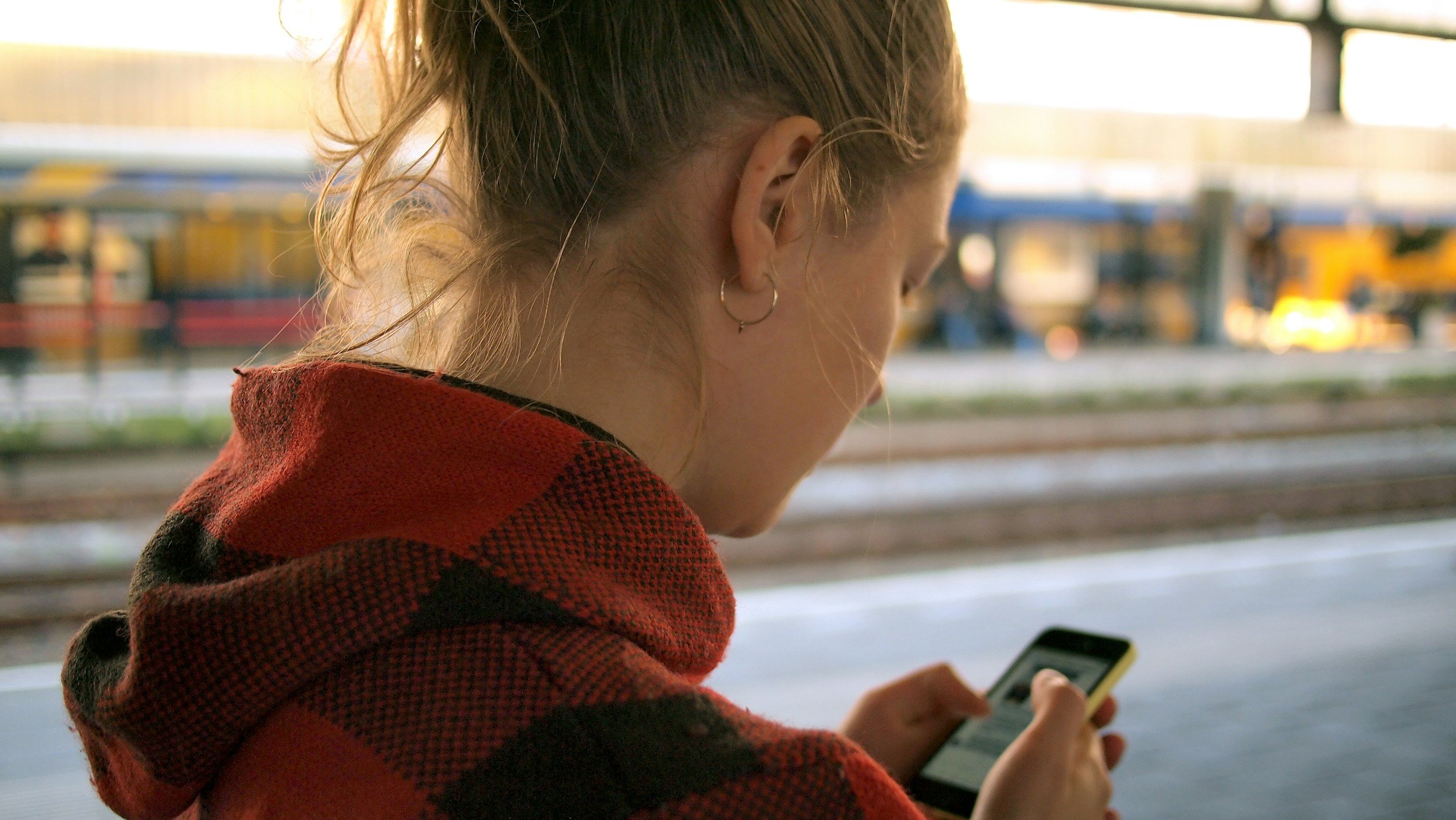 dating with anxious attachment illustrated by a woman anxiously looking through her phone messages