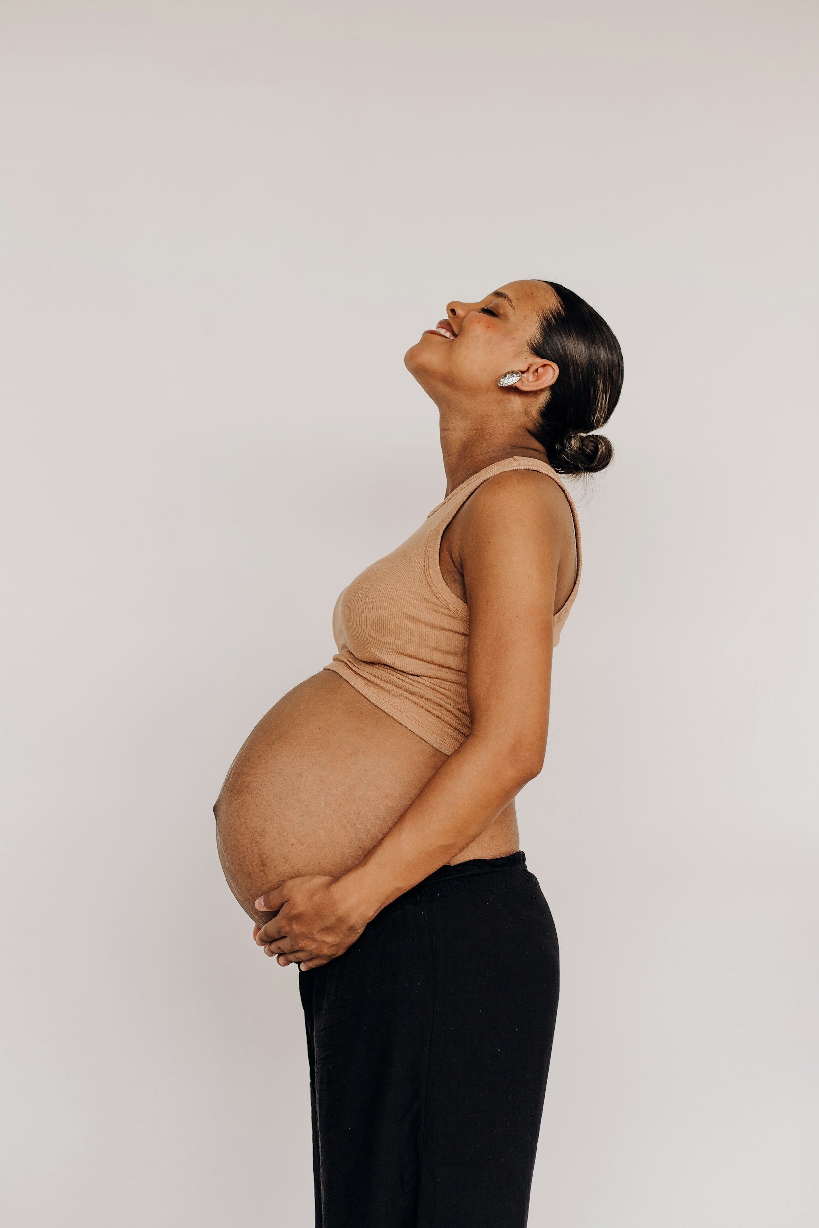 pregnancy anxiety nyc woman holding her pregnant belly